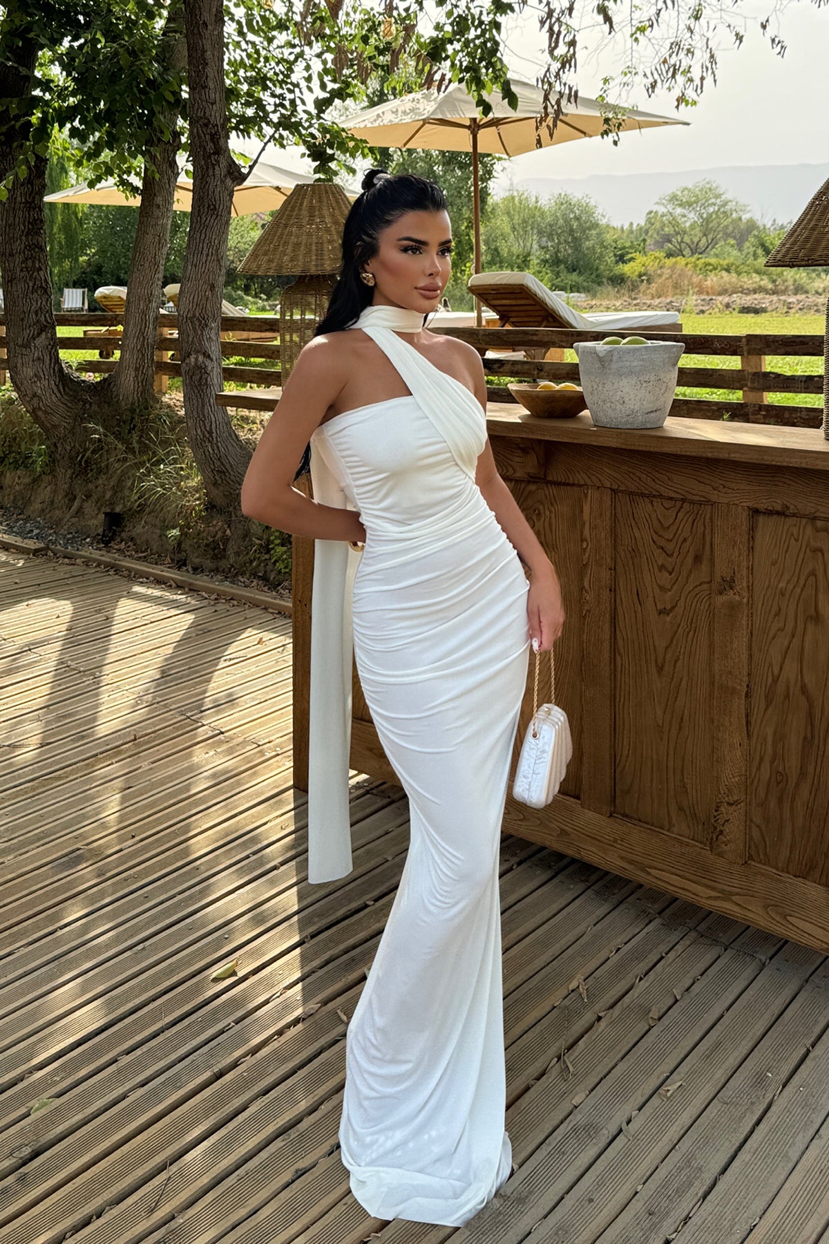 Weißes trägerloses Kleid