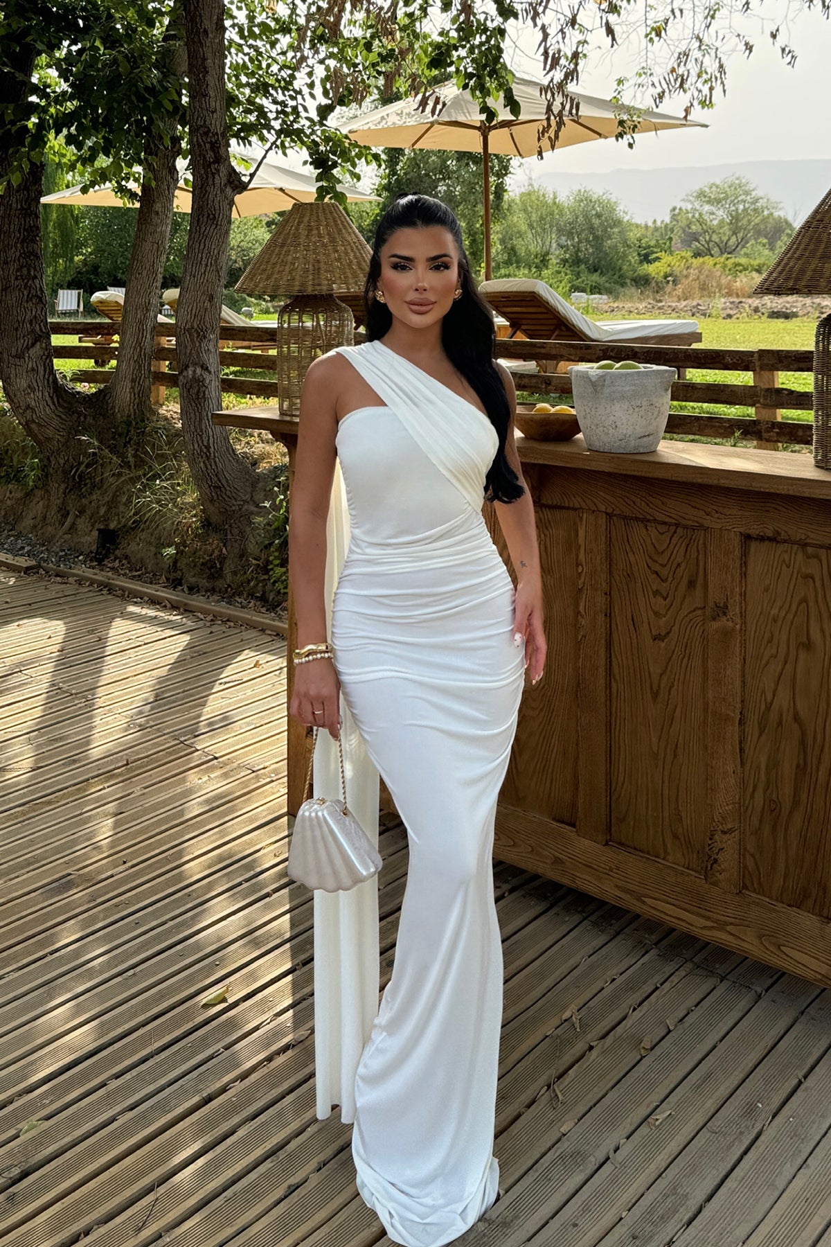 Weißes trägerloses Kleid