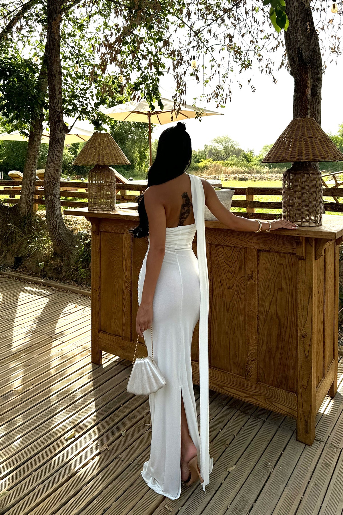 Weißes trägerloses Kleid