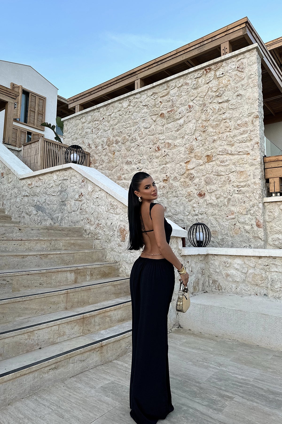 Schwarzes rückenfreies Antonella-Kleid mit Accessoires