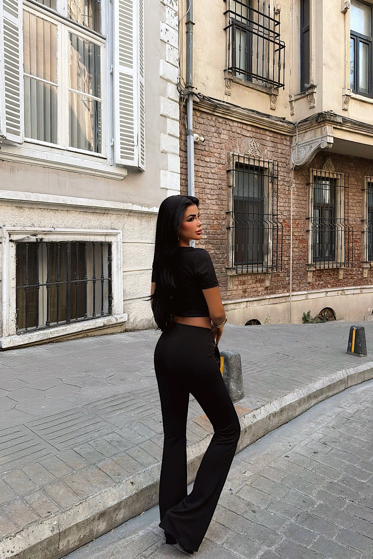 Siyah Pantolonlu Kare Yaka Takım 16