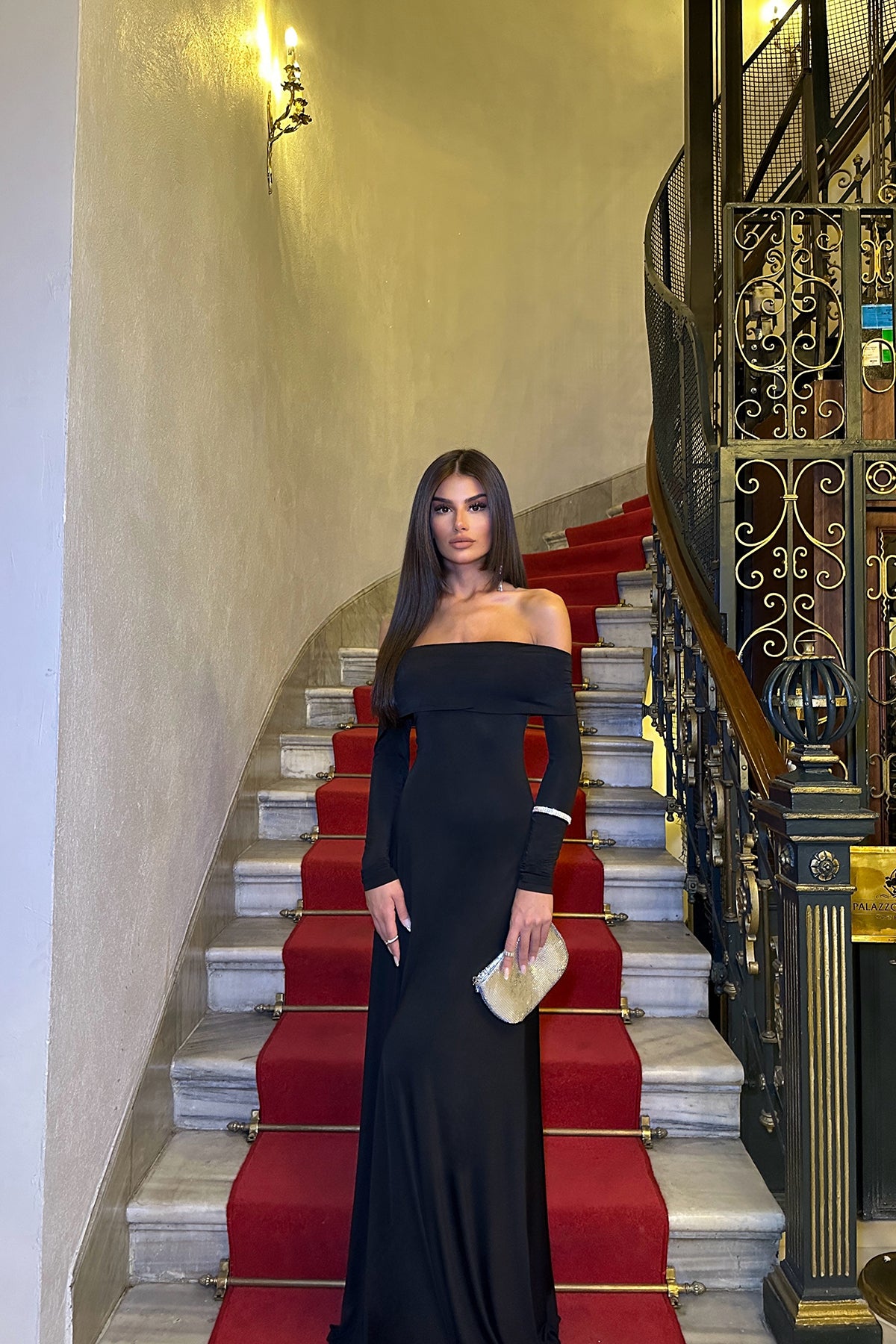 Schwarzes Langarm-Basic-Kleid