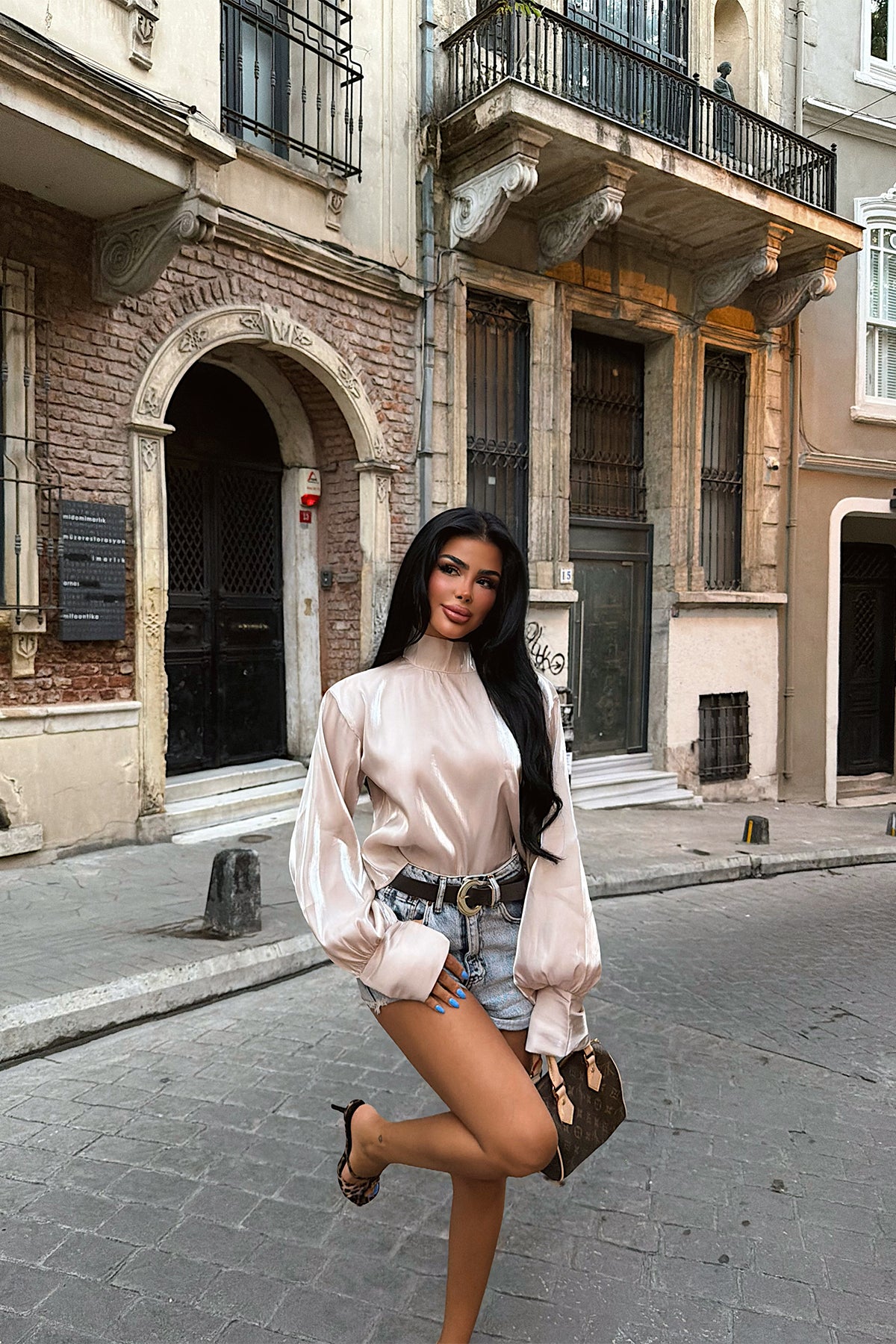 Bej Saten Balon Kol Yüksek Yaka Bluz 12