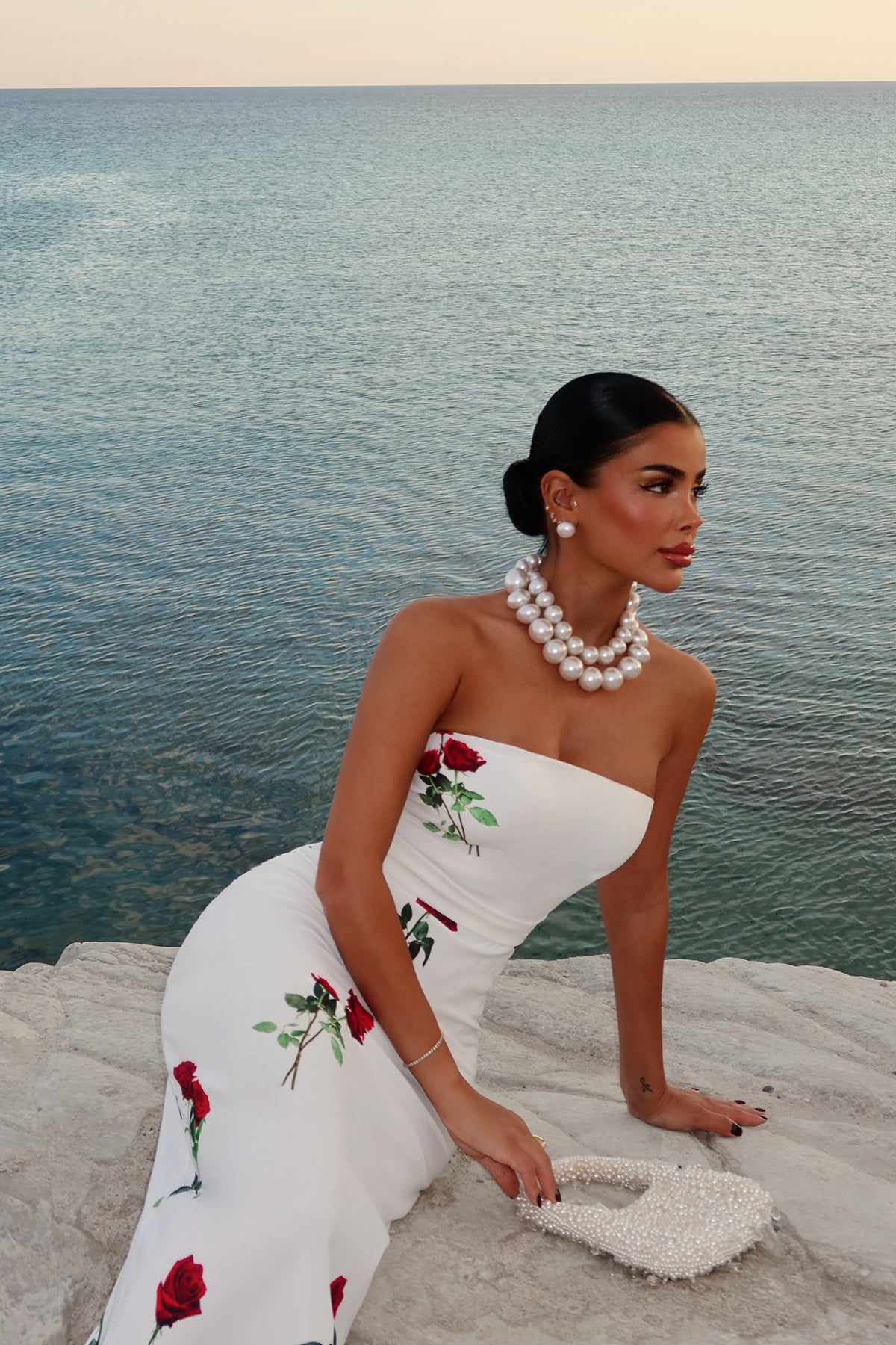 Weißes Onella-Kleid mit Rosenmuster