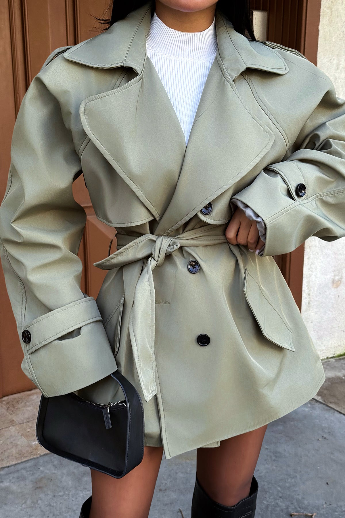 Khakifarbener Trenchcoat mit Knopfdetail