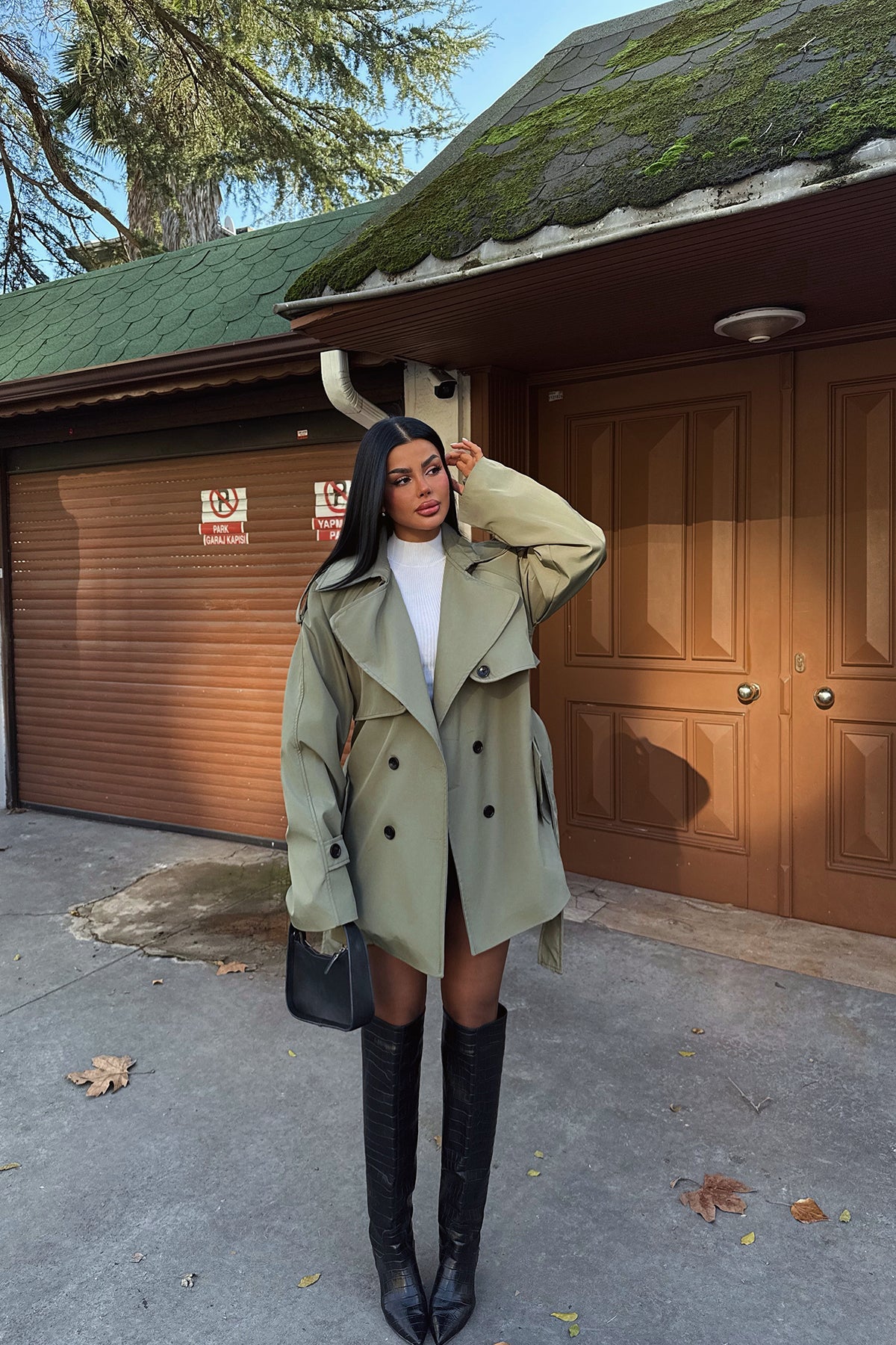 Khakifarbener Trenchcoat mit Knopfdetail