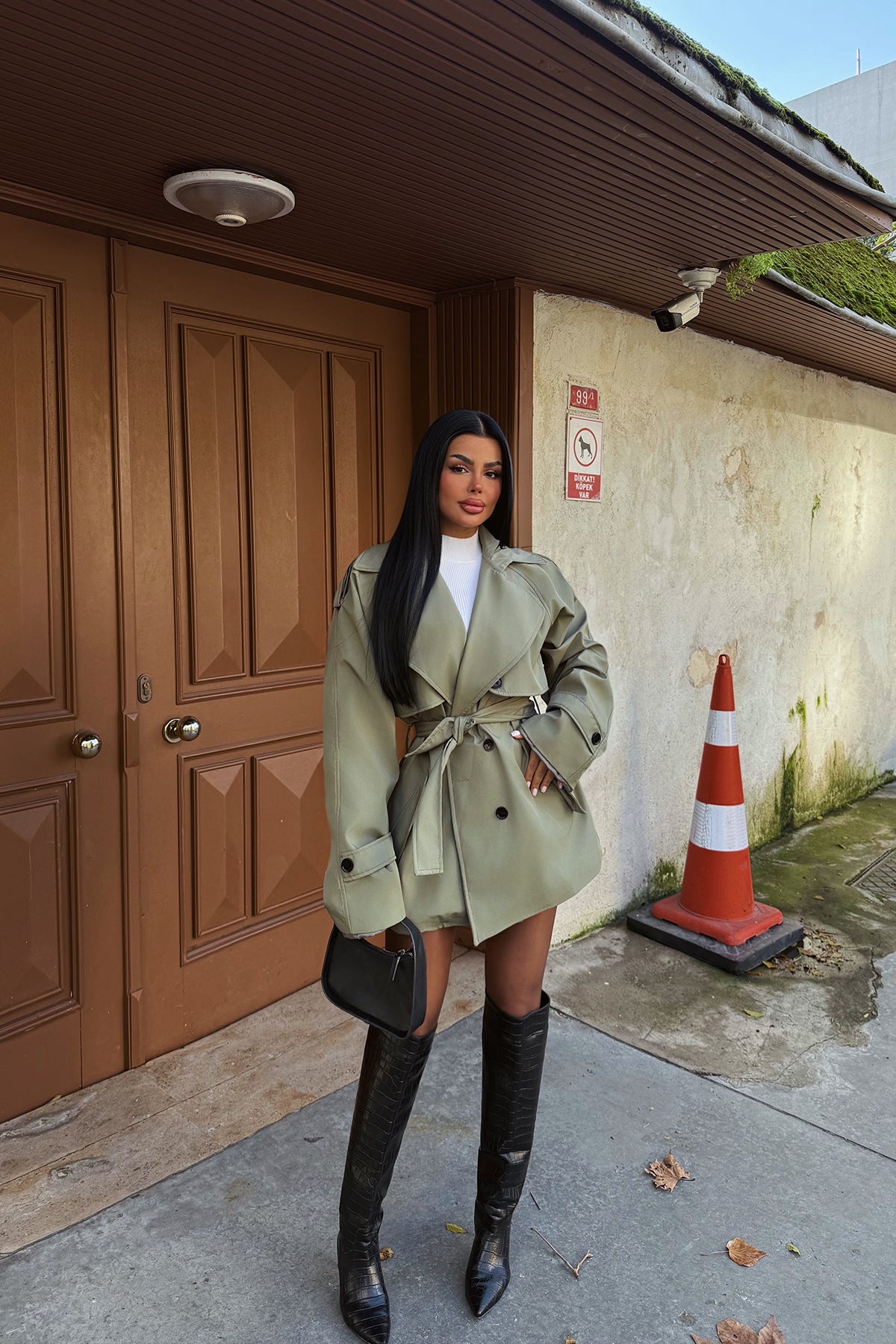 Khakifarbener Trenchcoat mit Knopfdetail