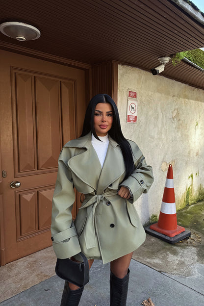 Khakifarbener Trenchcoat mit Knopfdetail
