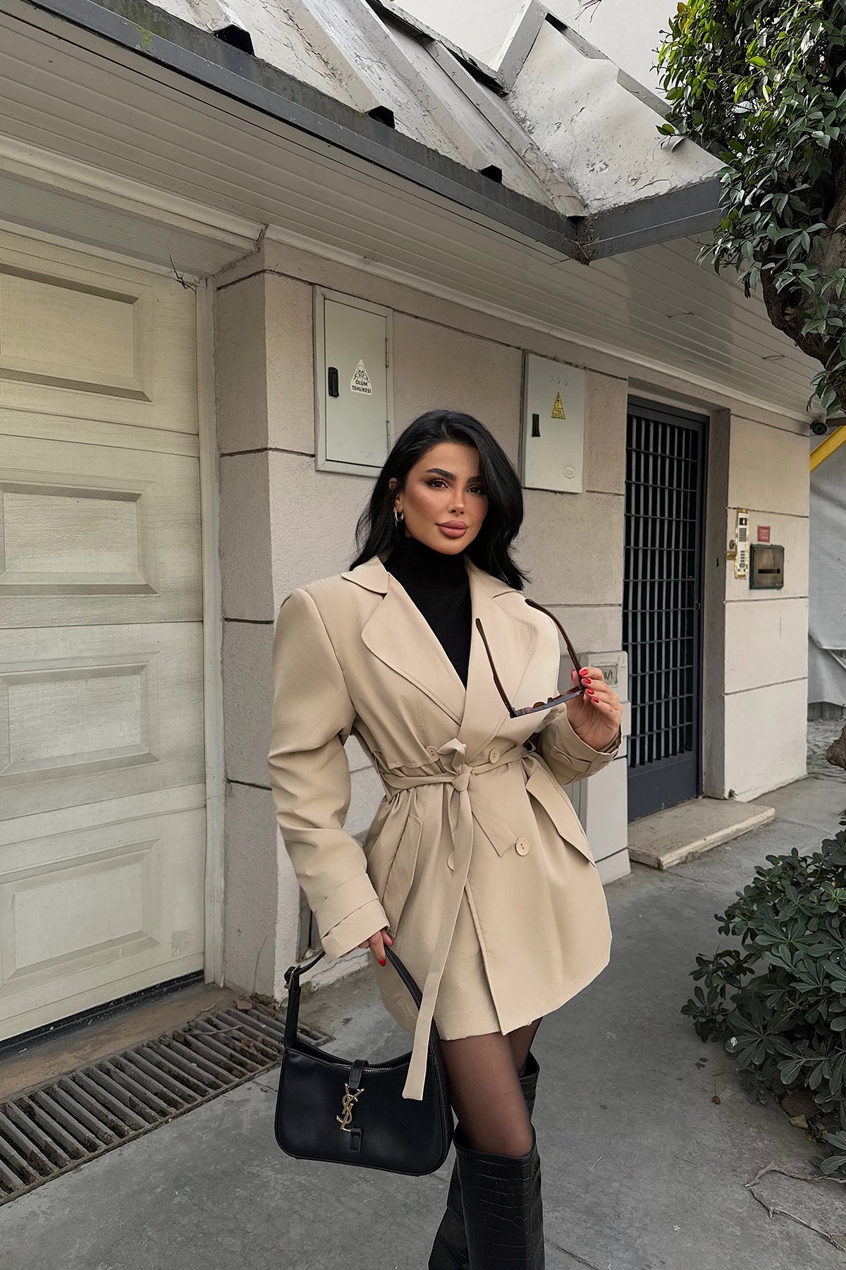 Cremefarbener Trenchcoat mit Knopfdetail und Gürtel