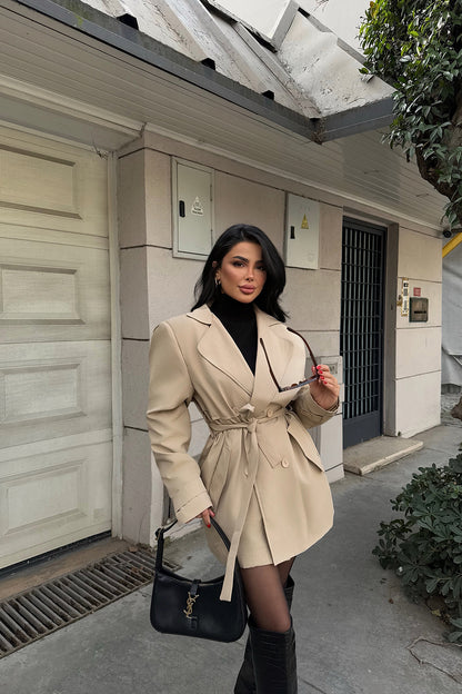 Cremefarbener Trenchcoat mit Knopfdetail und Gürtel