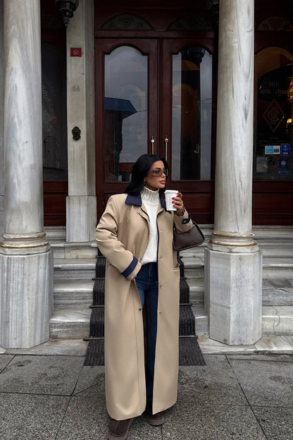 Cremefarbener Trenchcoat mit Knopfdetail