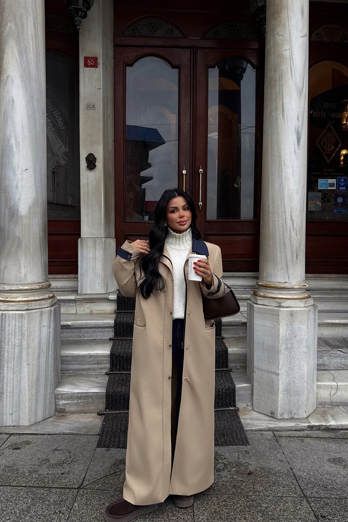 Cremefarbener Trenchcoat mit Knopfdetail