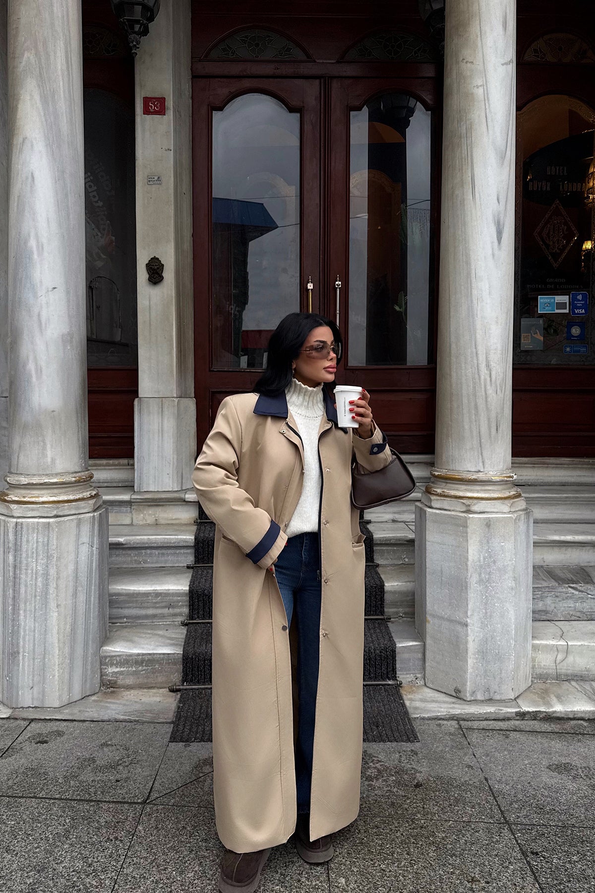 Cremefarbener Trenchcoat mit Knopfdetail