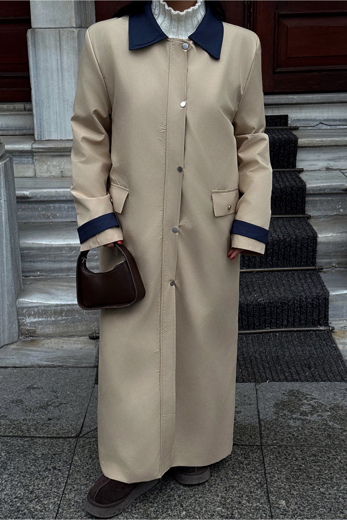 Cremefarbener Trenchcoat mit Knopfdetail