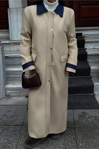 Cremefarbener Trenchcoat mit Knopfdetail