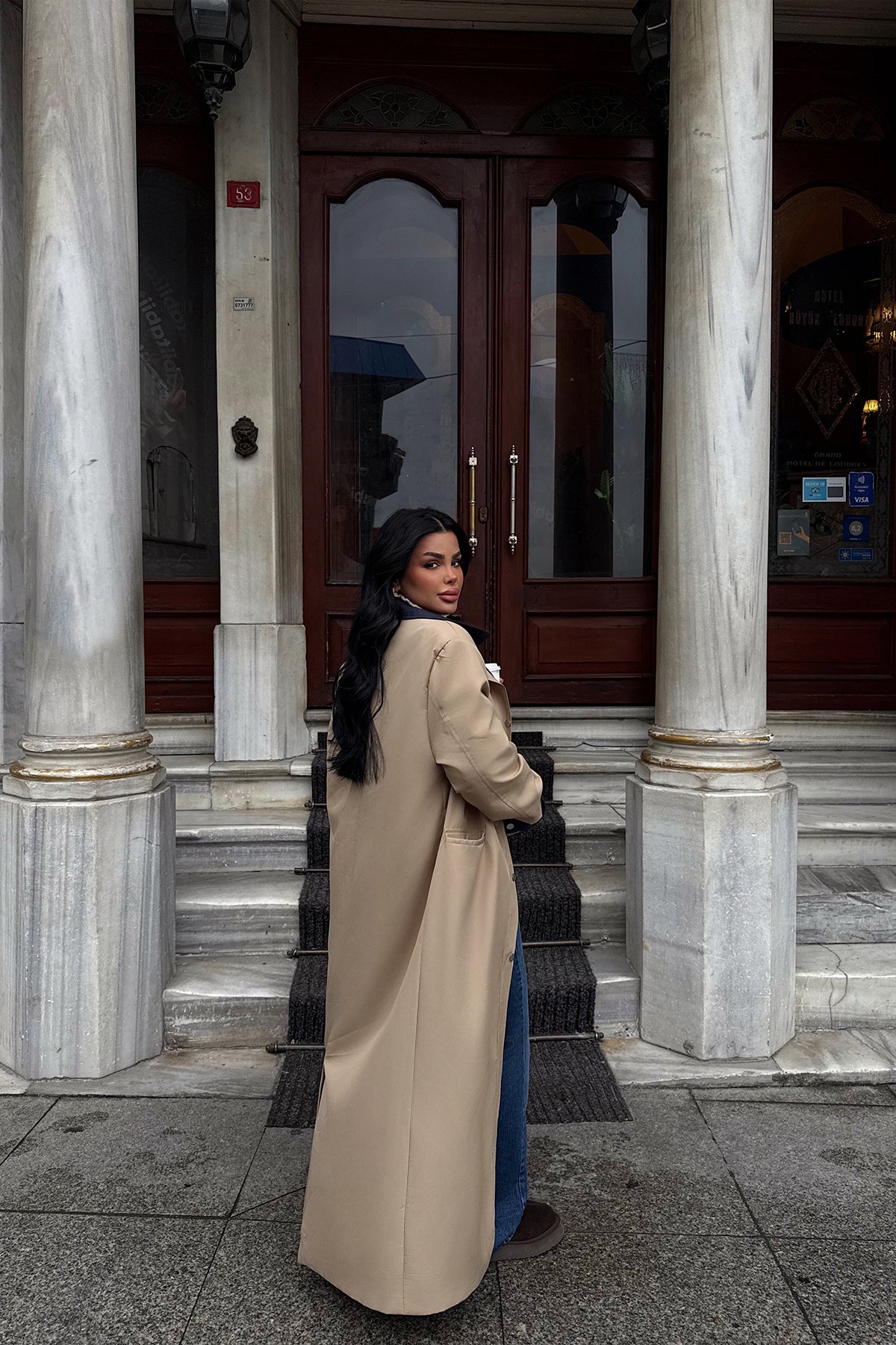 Cremefarbener Trenchcoat mit Knopfdetail