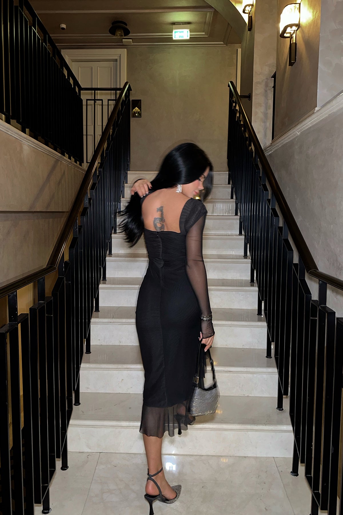 Schwarzes Tüllkleid mit Miya-Ärmeln